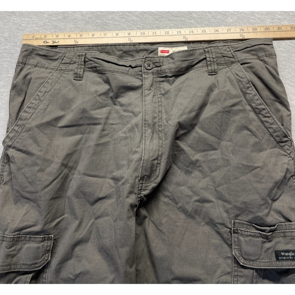 Wrangler Cargo Pants Men 38x34 Gray Relaxed Fit Hiking Outdoor Utility Work Wear - Picture 6 of 8